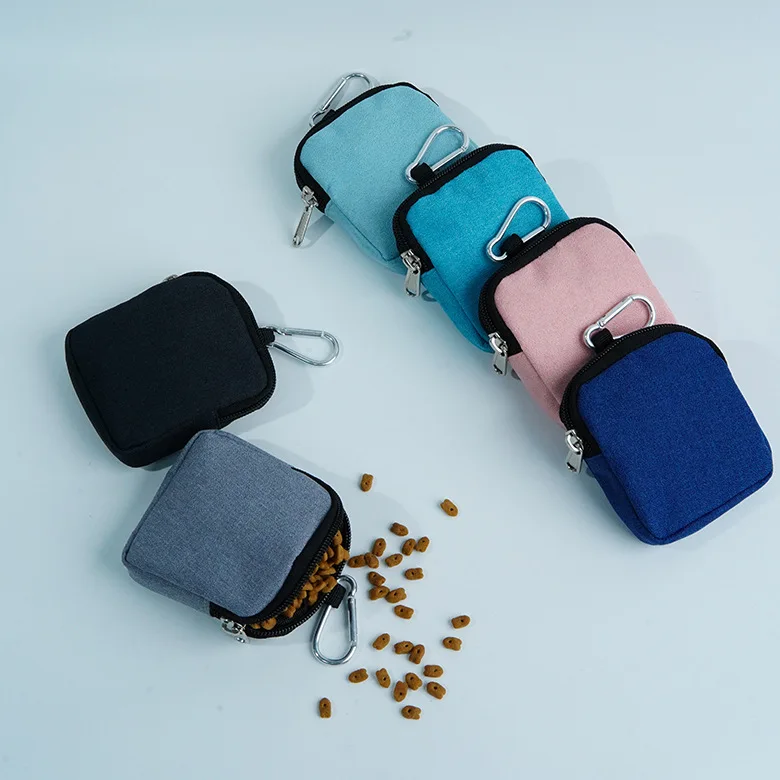 Dispensador visto desde el frente, con apertura para bolsas y compartimento para snacks