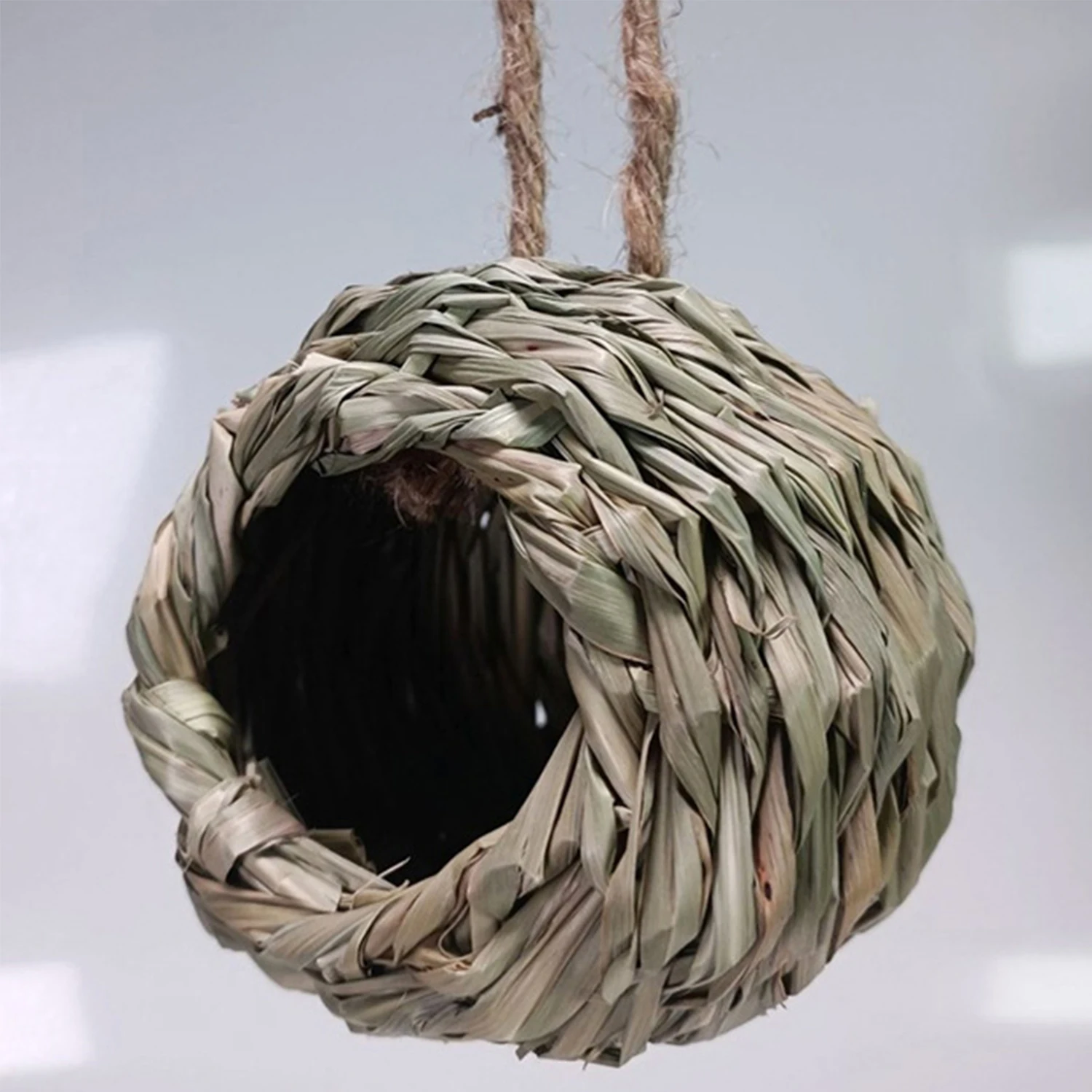 Nido de pájaro tejido de hierba natural