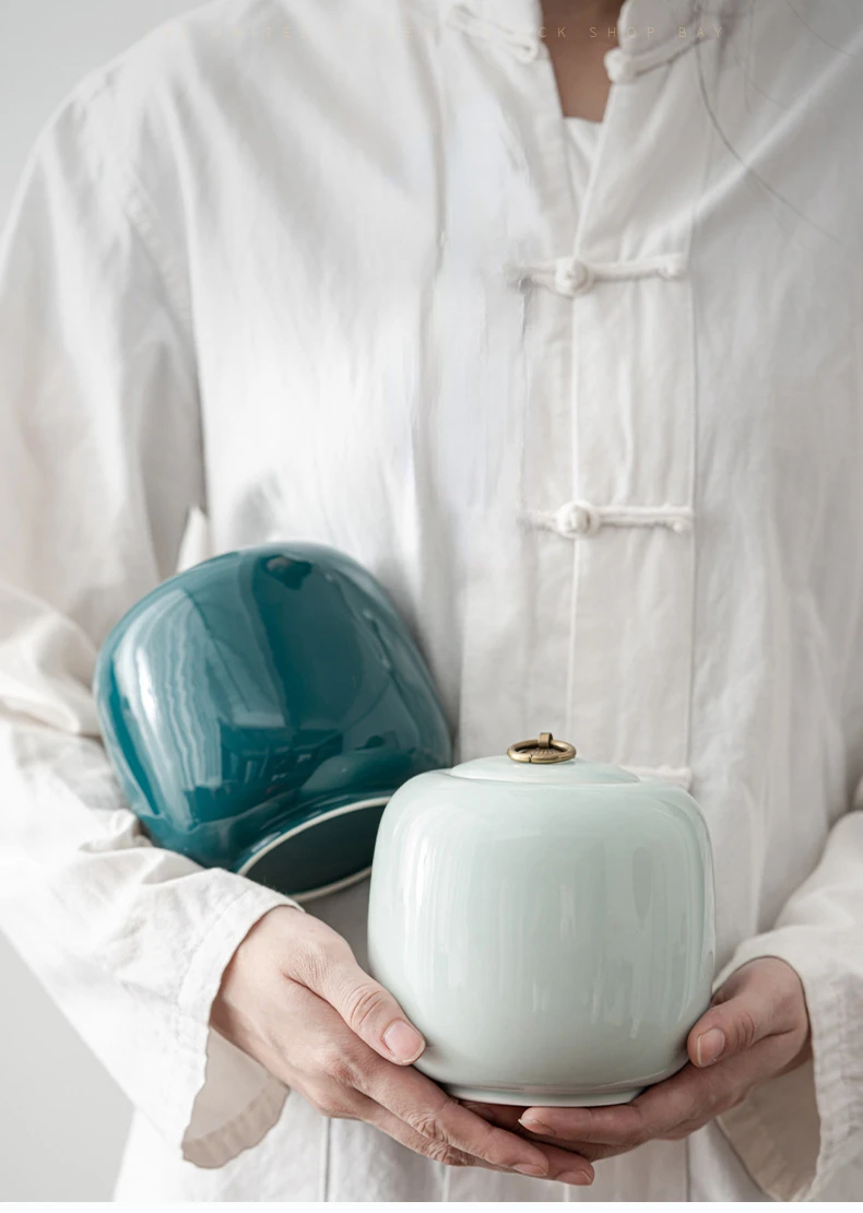 Urna cerámica para mascotas en sala