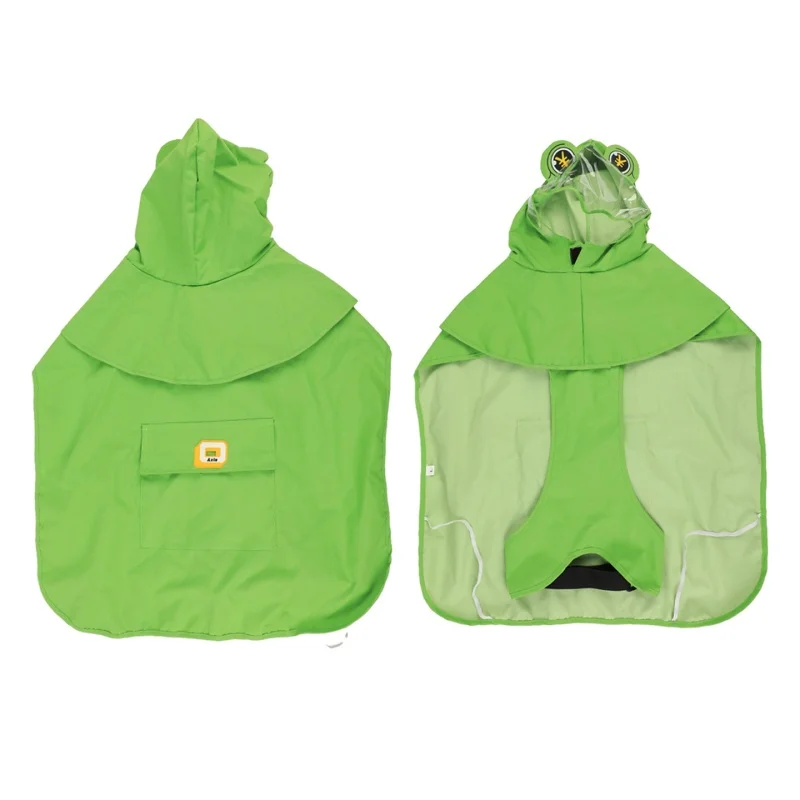 Perro con impermeable puesto