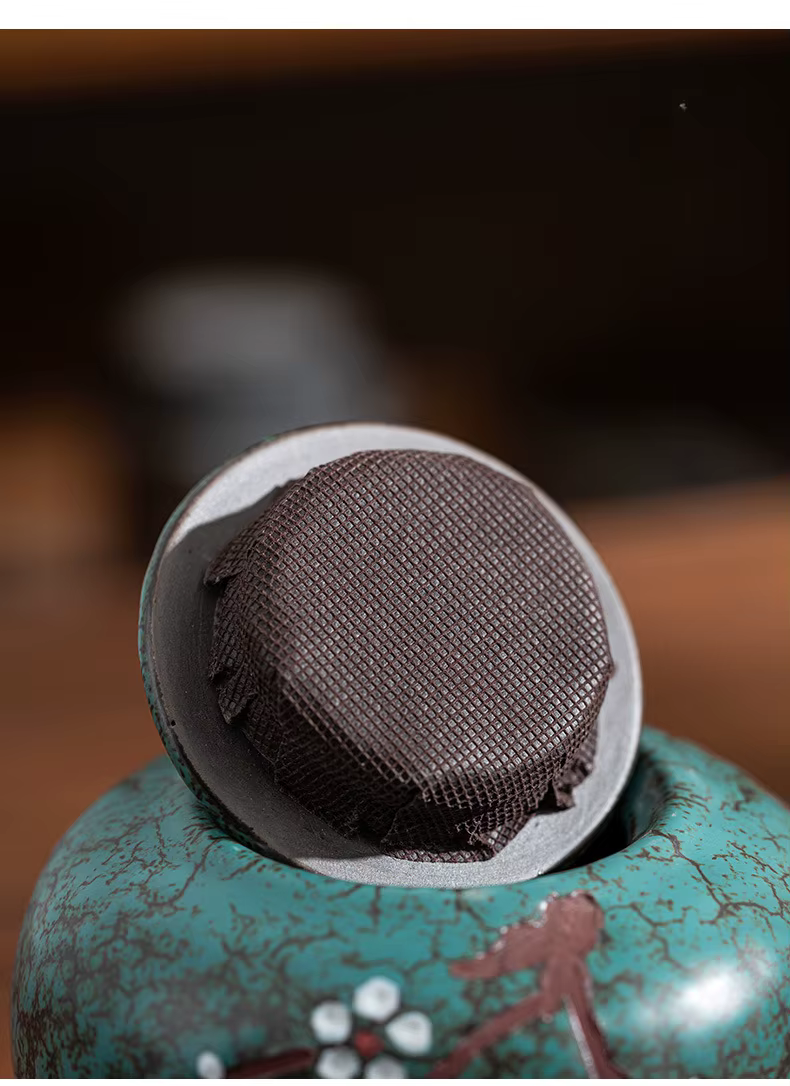 Vista frontal de la urna cerámica