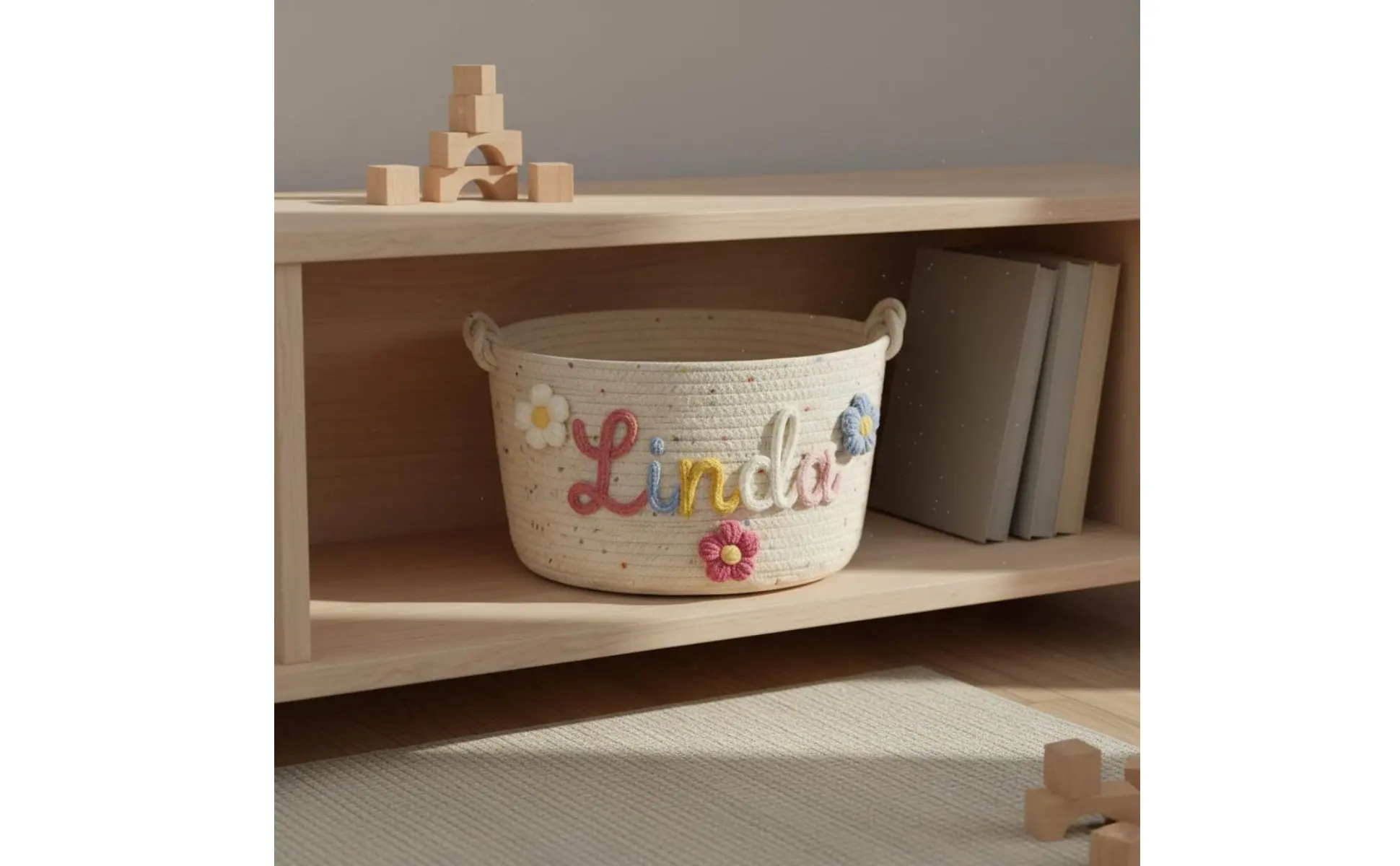 Vista del contenedor con diseño minimalista y nombre bordado