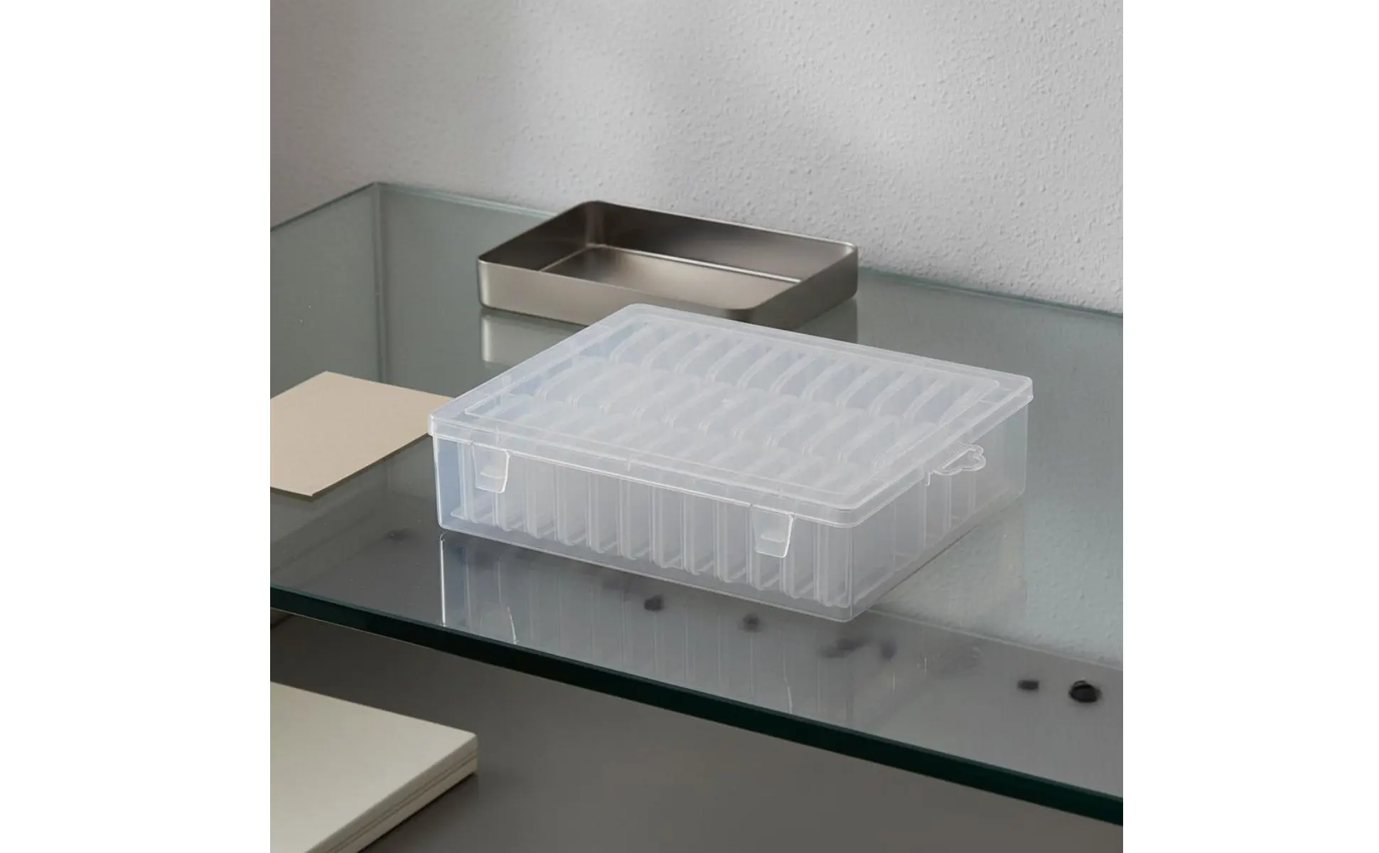 Estuche portátil lleno de piezas pequeñas organizadas