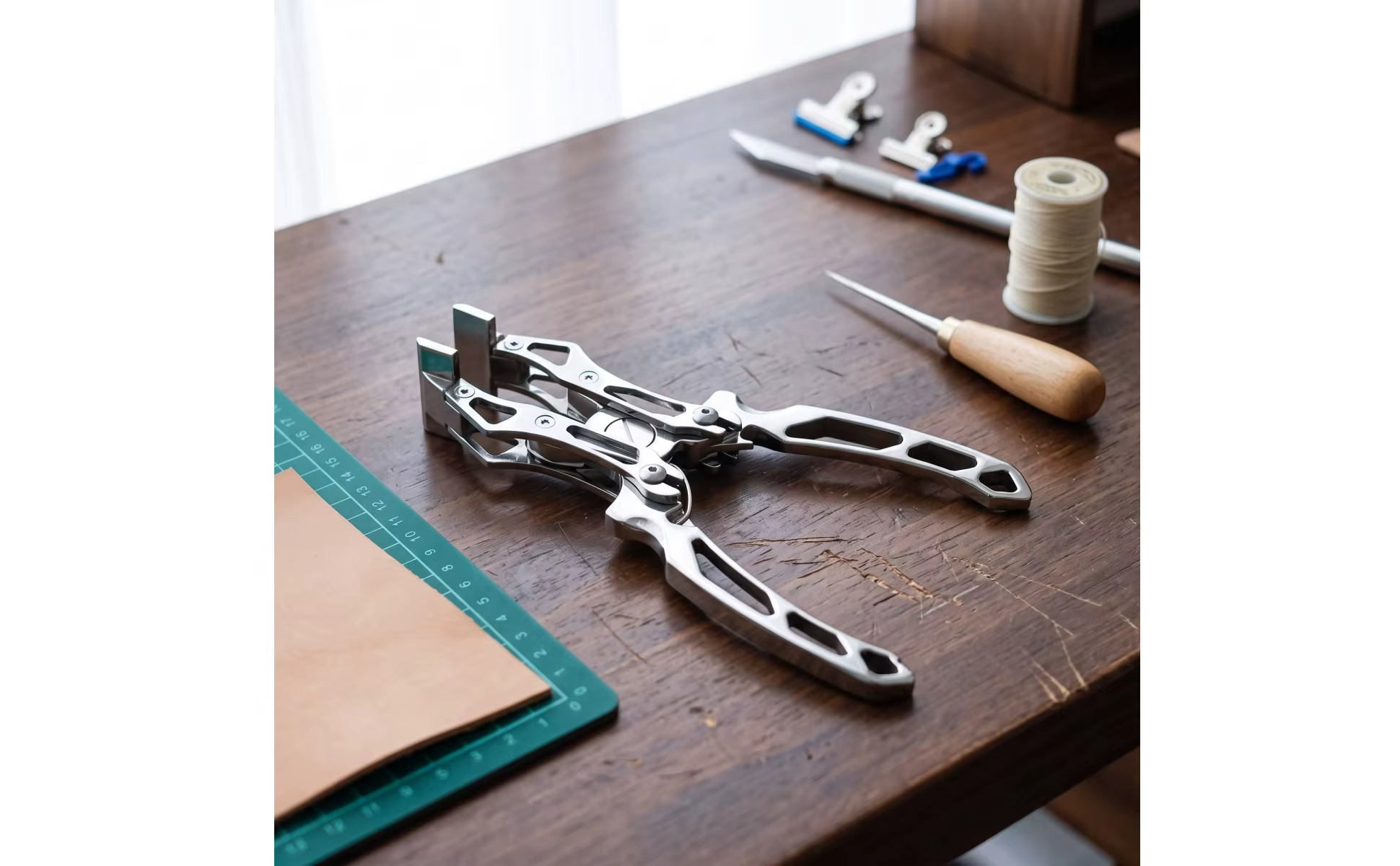Pinza para aplanar bordes de cuero