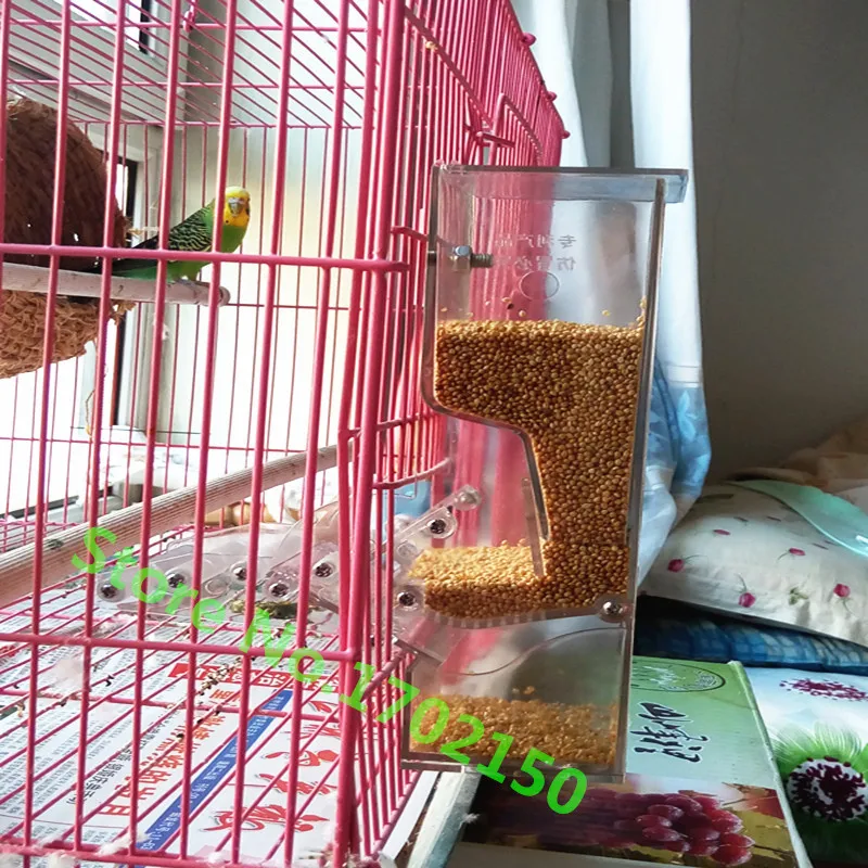Instalación del alimentador en una jaula de loro con tornillo visible