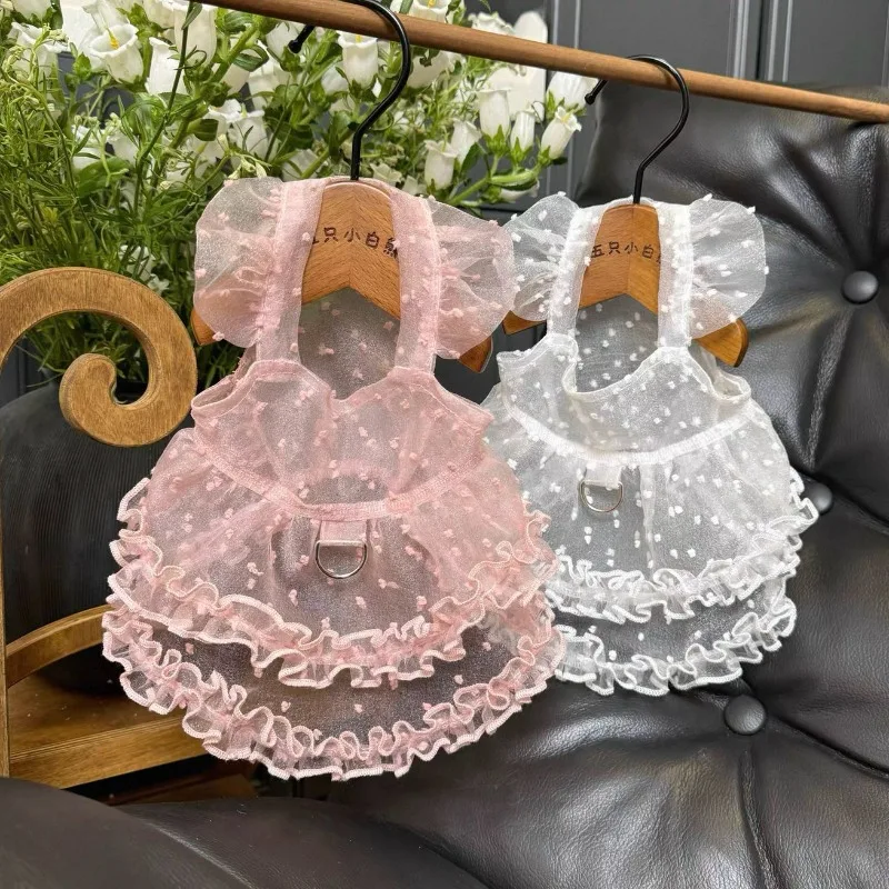 Vista trasera del vestido de malla con tirantes para mascotas