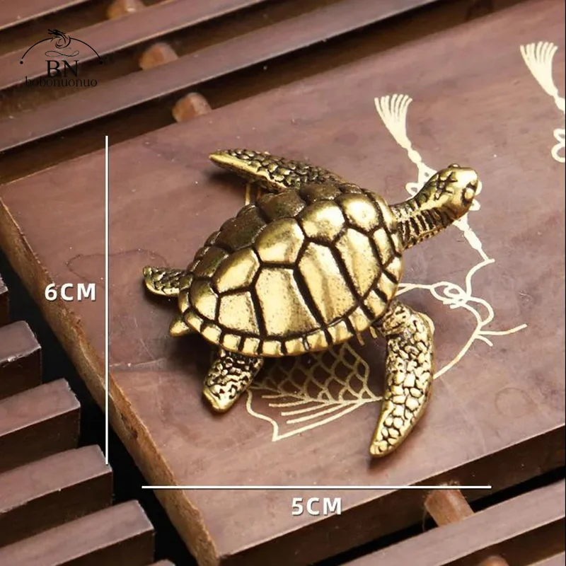 Tortuga de latón sobre superficie de madera