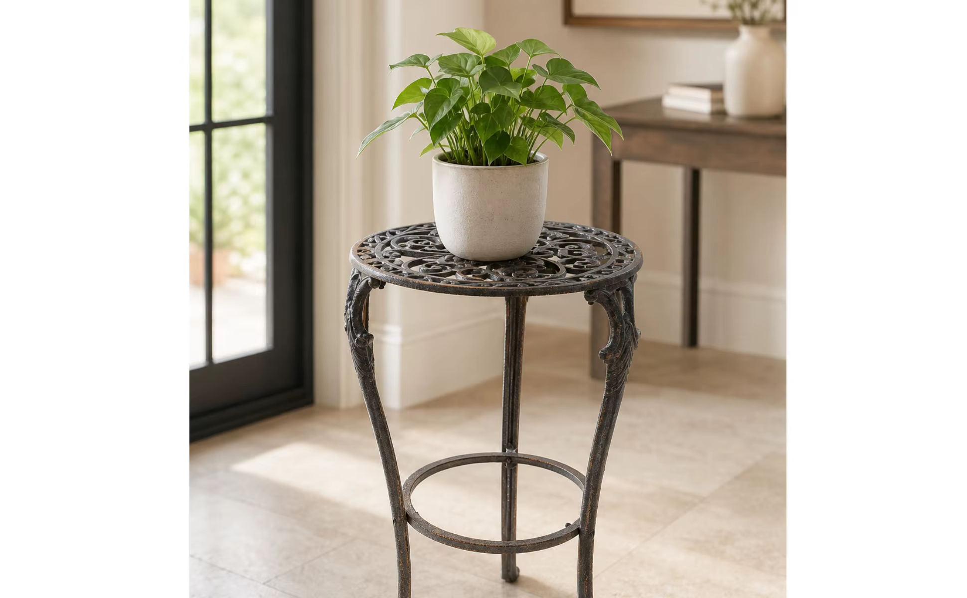 Soporte de hierro fundido en salón con plantas decoradas