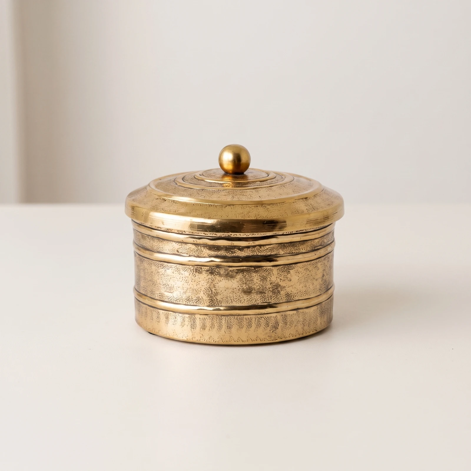 Recipiente de Aluminio Martillado Dorado con Tapa para Comida de Gato y Perro - imagen 3