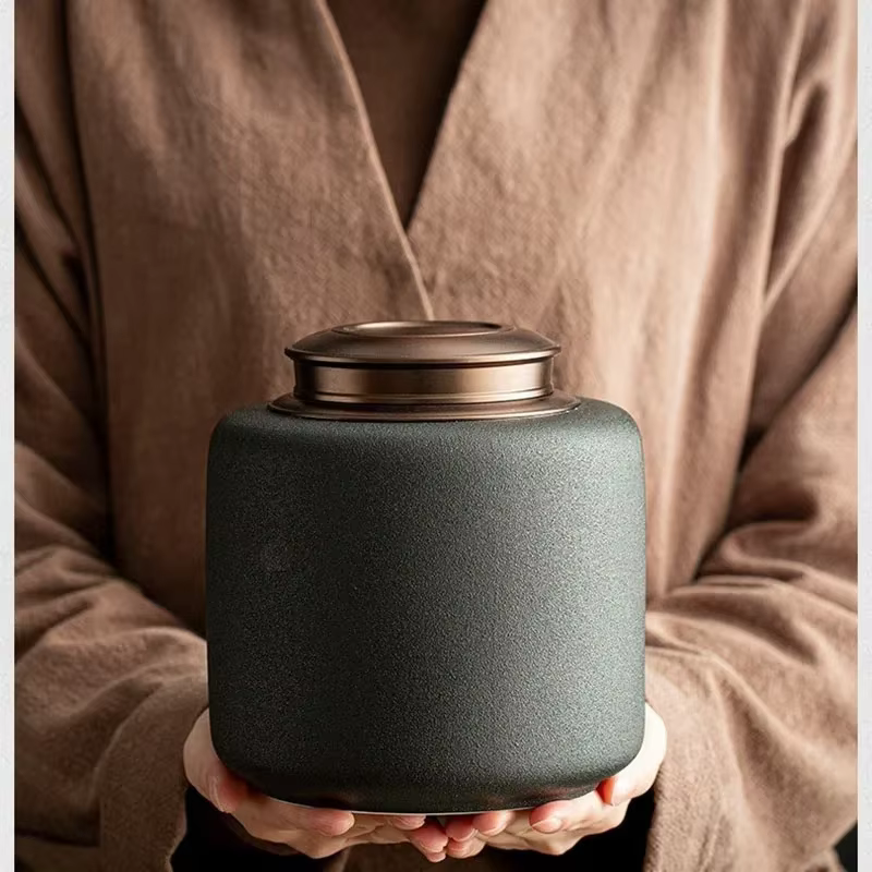 Detalle del acabado Brillante de la urna de cerámica