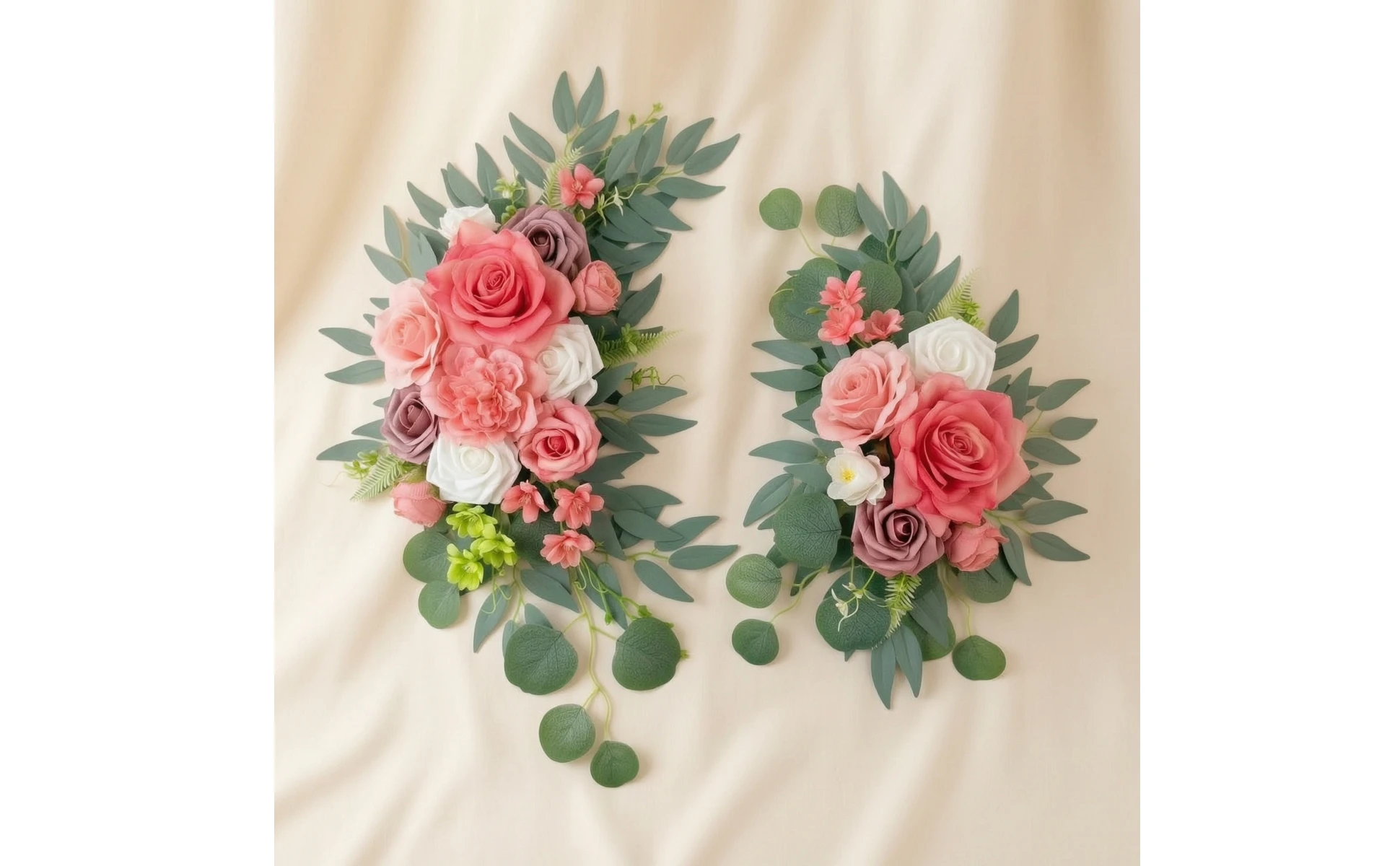 Arco nupcial decorado con flores cascadeadas en tono rosa y blanco
