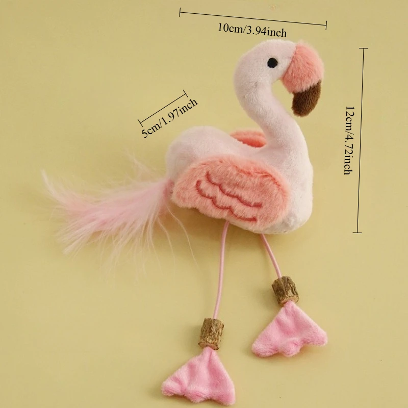 Juguete de peluche con pluma y hierba gatera visto desde arriba