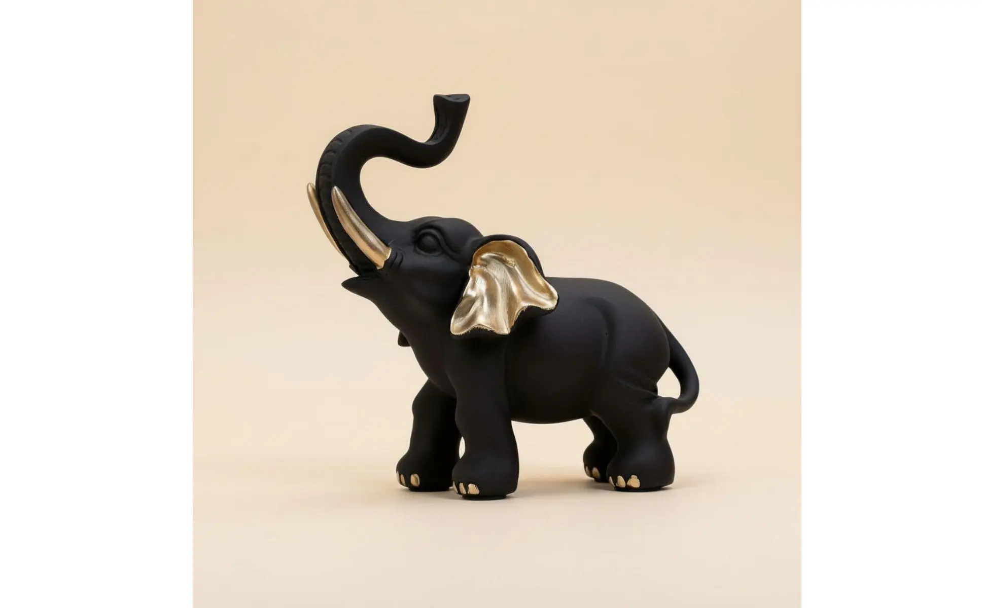 Elefante decorativo en estantería