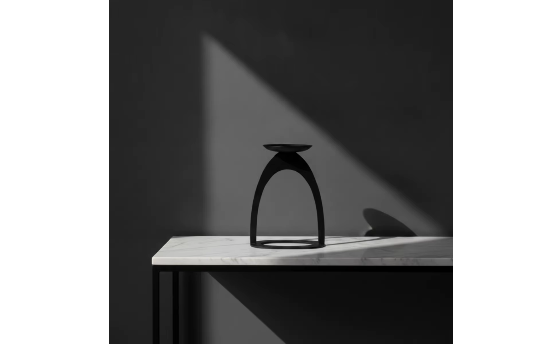 Portavelas con marco arqueado en decoración de mesa