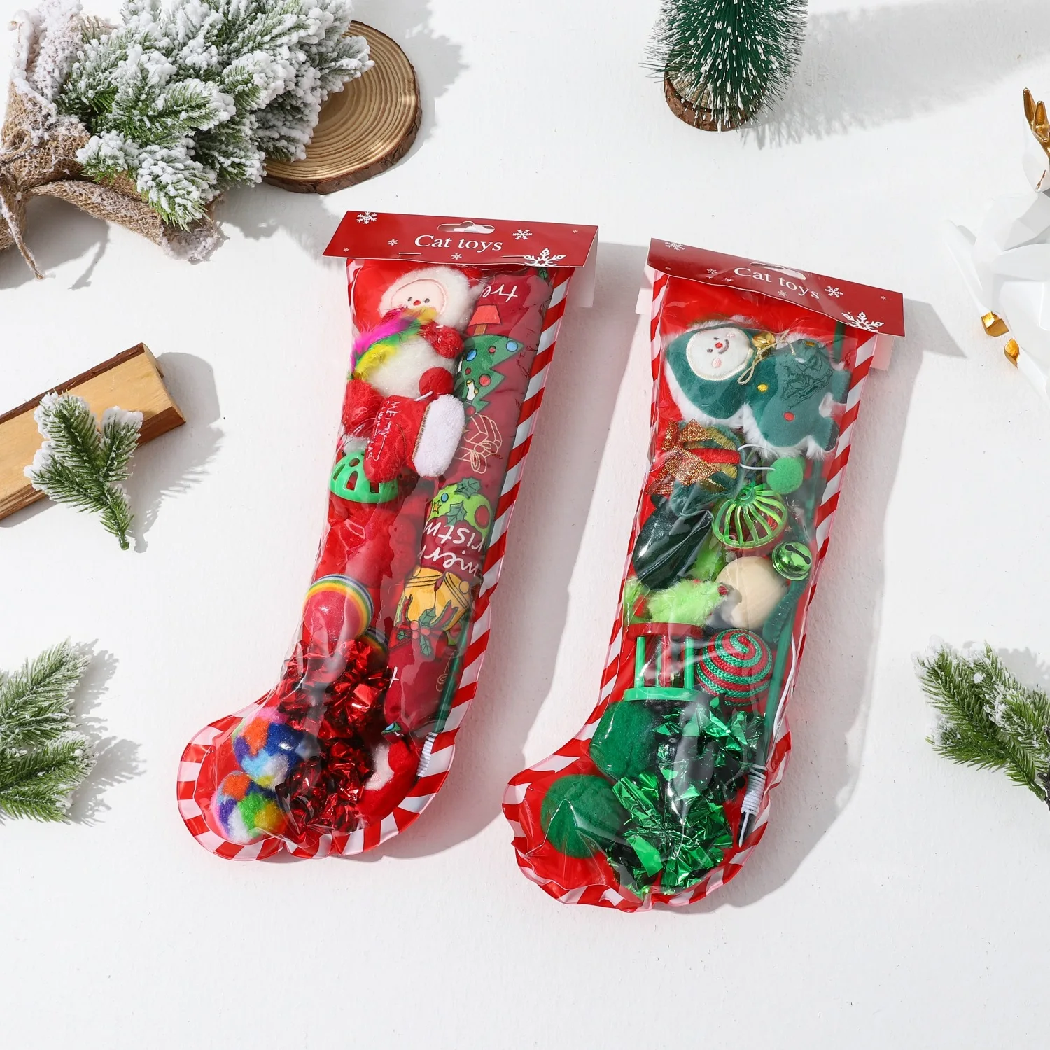 Juguetes navideños variados para gatos