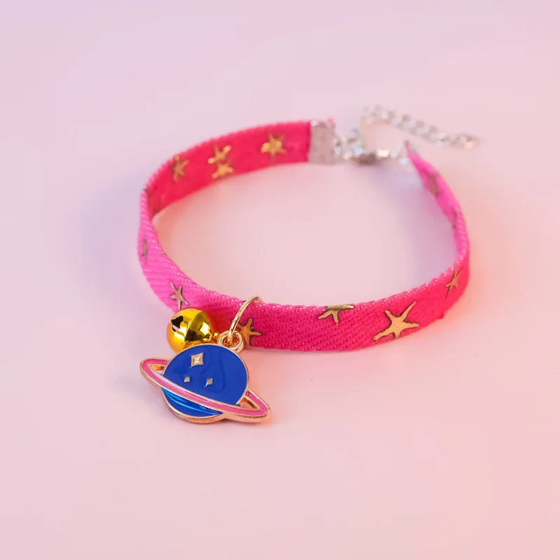 Collar sonriente en diferentes colores contrastantes para elegir