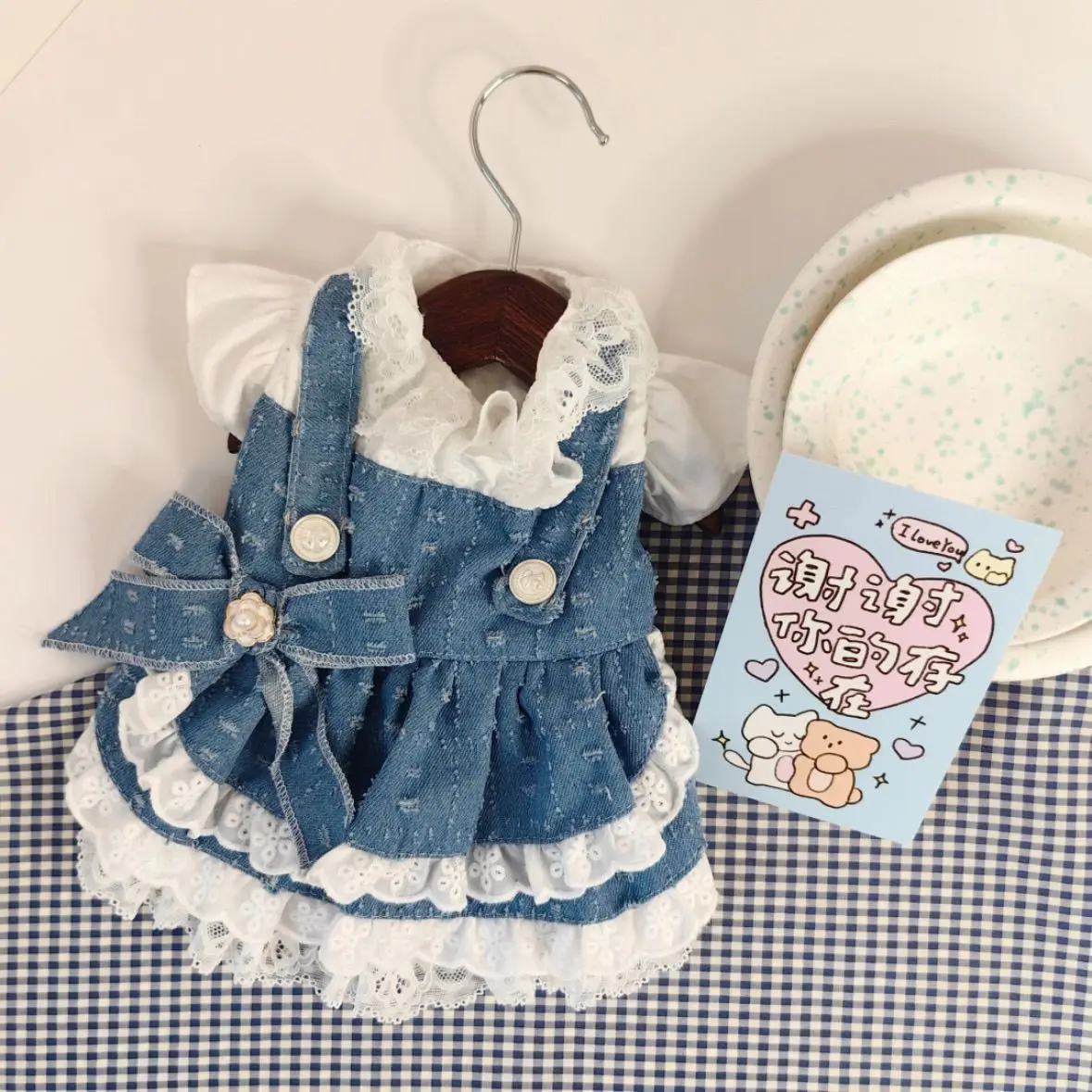 Vestido vaquero de peluche para mascota, vista frontal