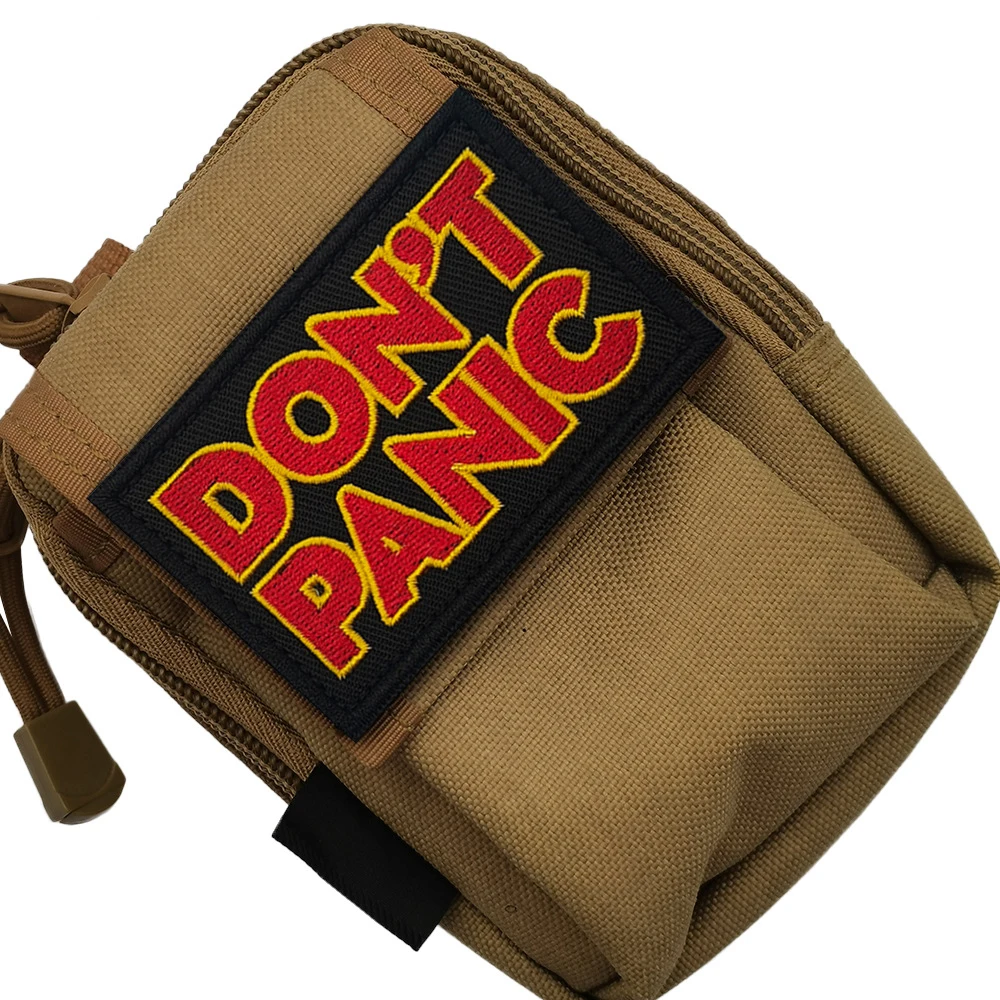 Parche DONT PANIC aplicado en equipamiento de aire libre