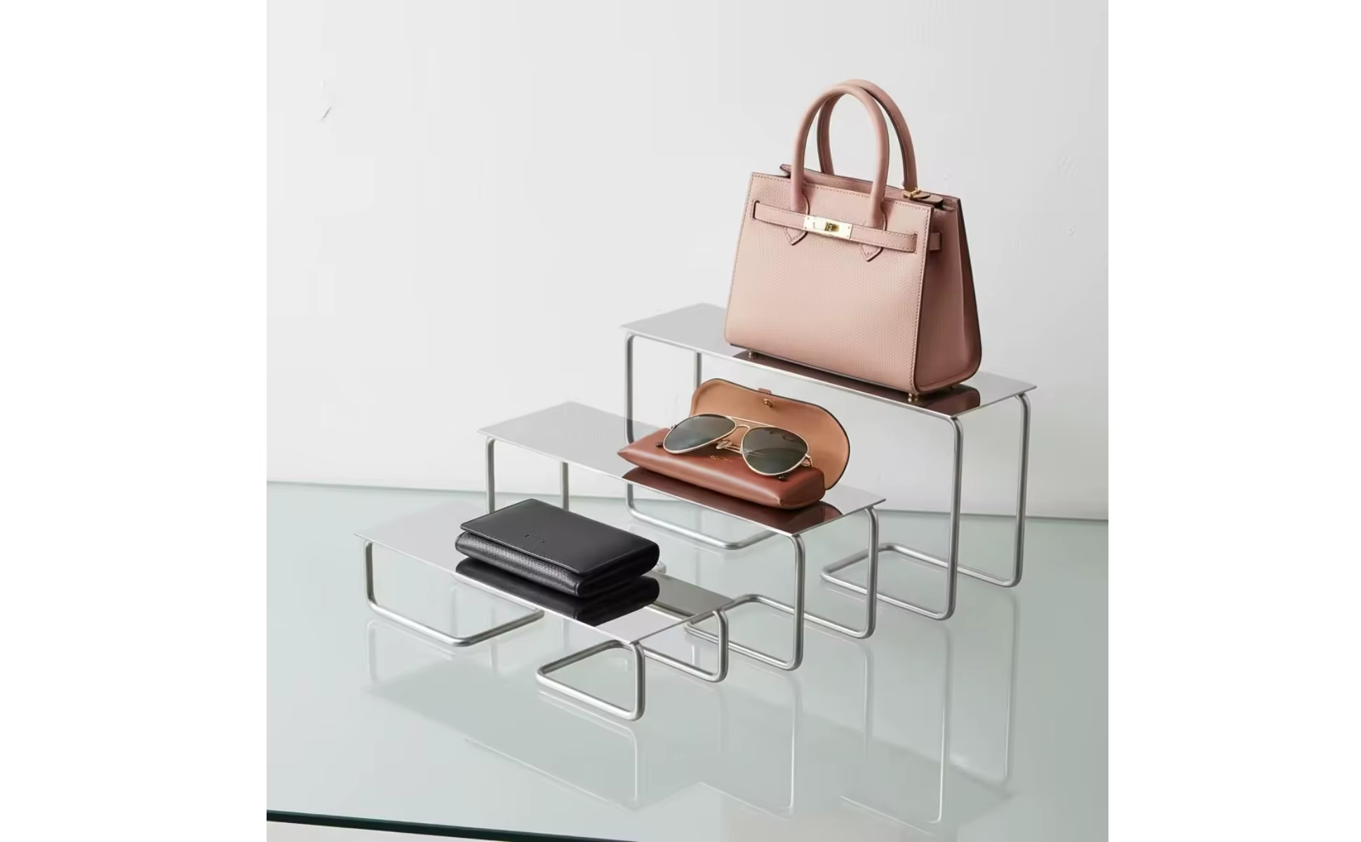 Vista del exhibidor sobre superficie de boutique
