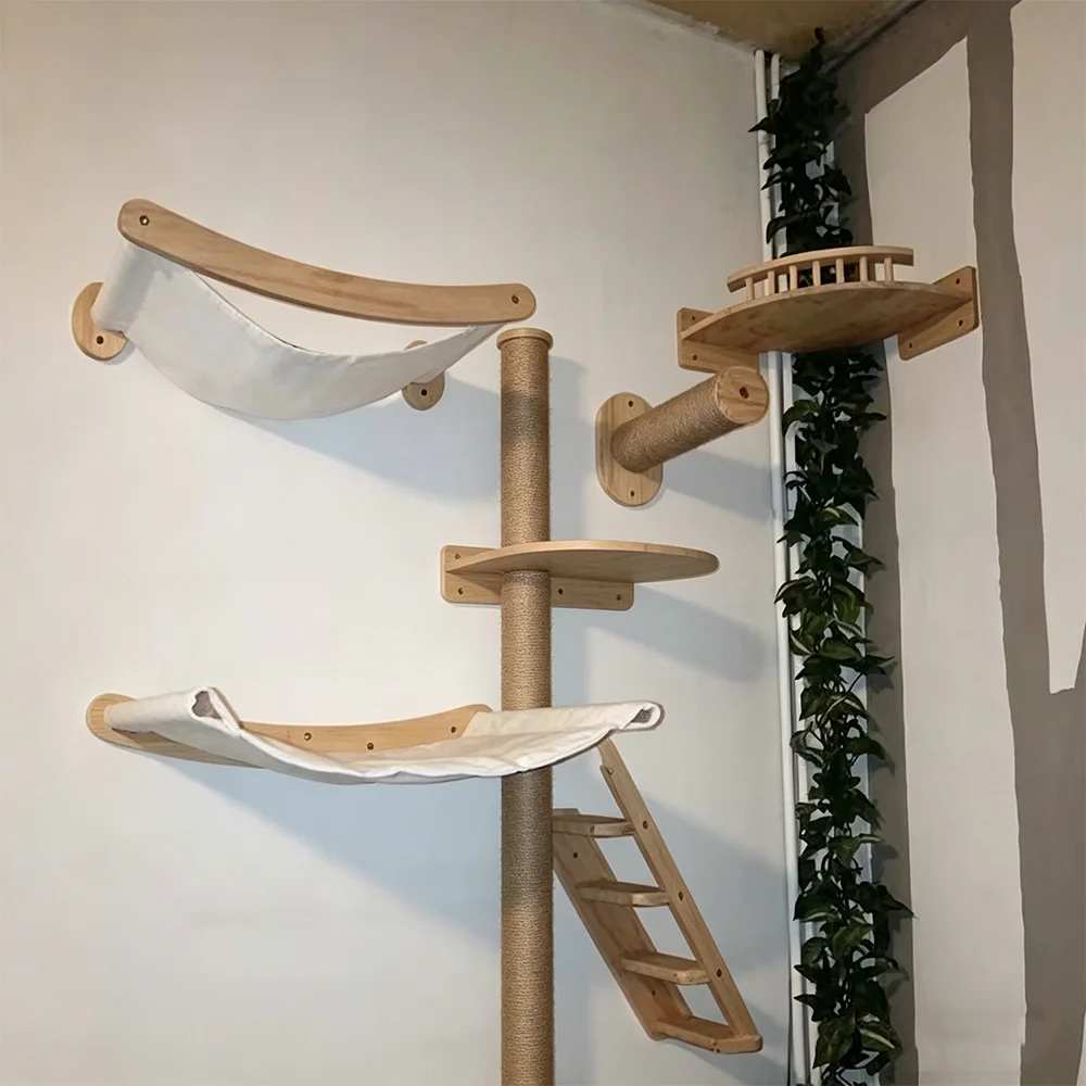 Mueble para gatos montado en la pared con hamaca y rascador