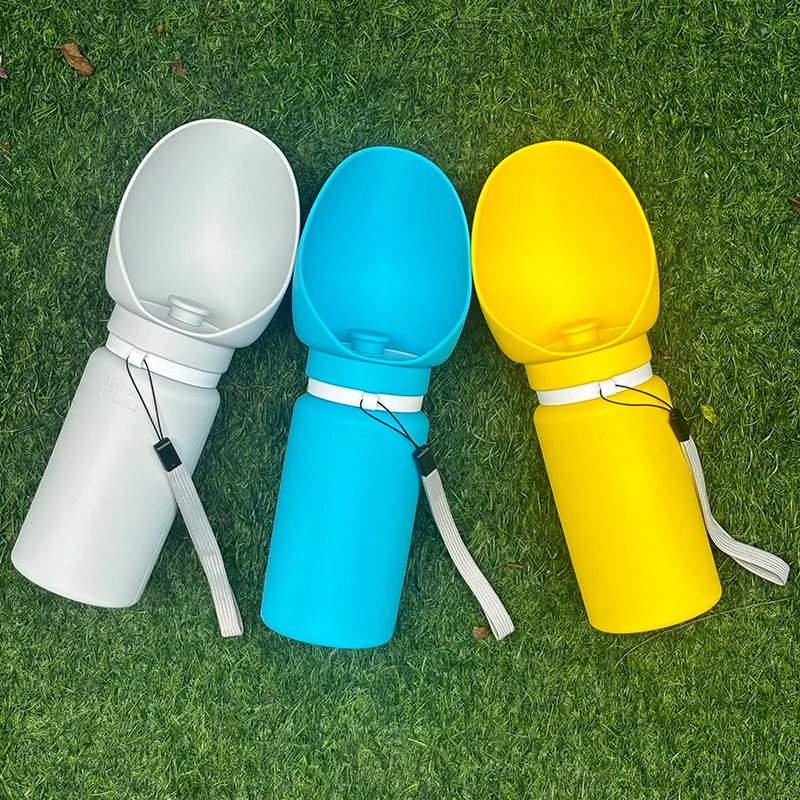 Botella llena de agua para mascotas lista para un viaje