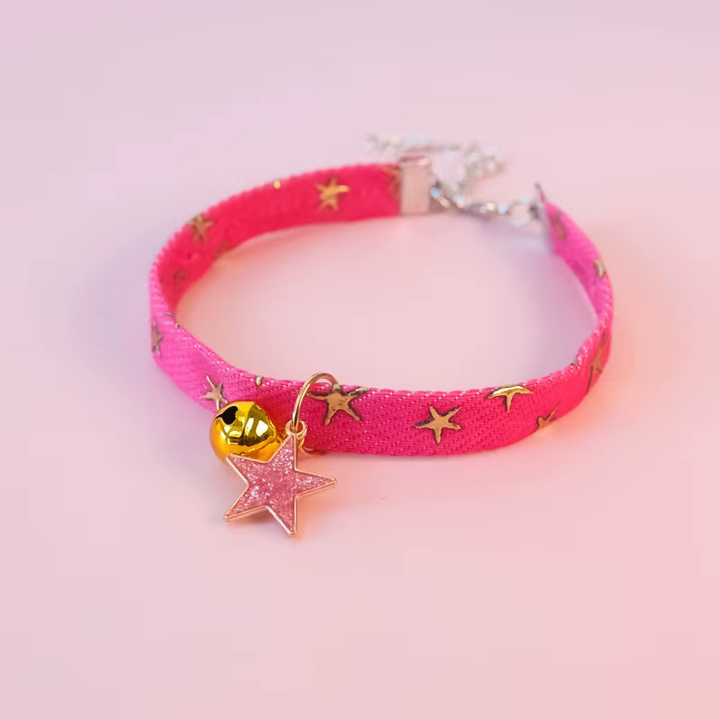 Detalle del tejido de colores contrastantes del collar para mascotas
