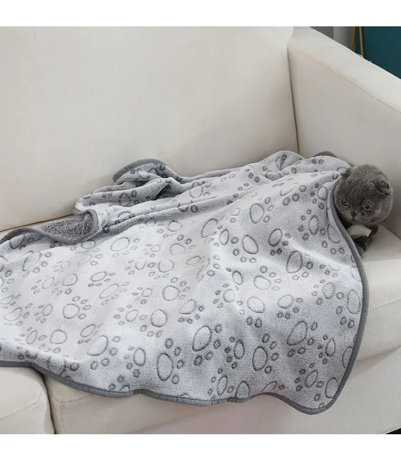 Manta protegiendo sofá de pelos de mascota