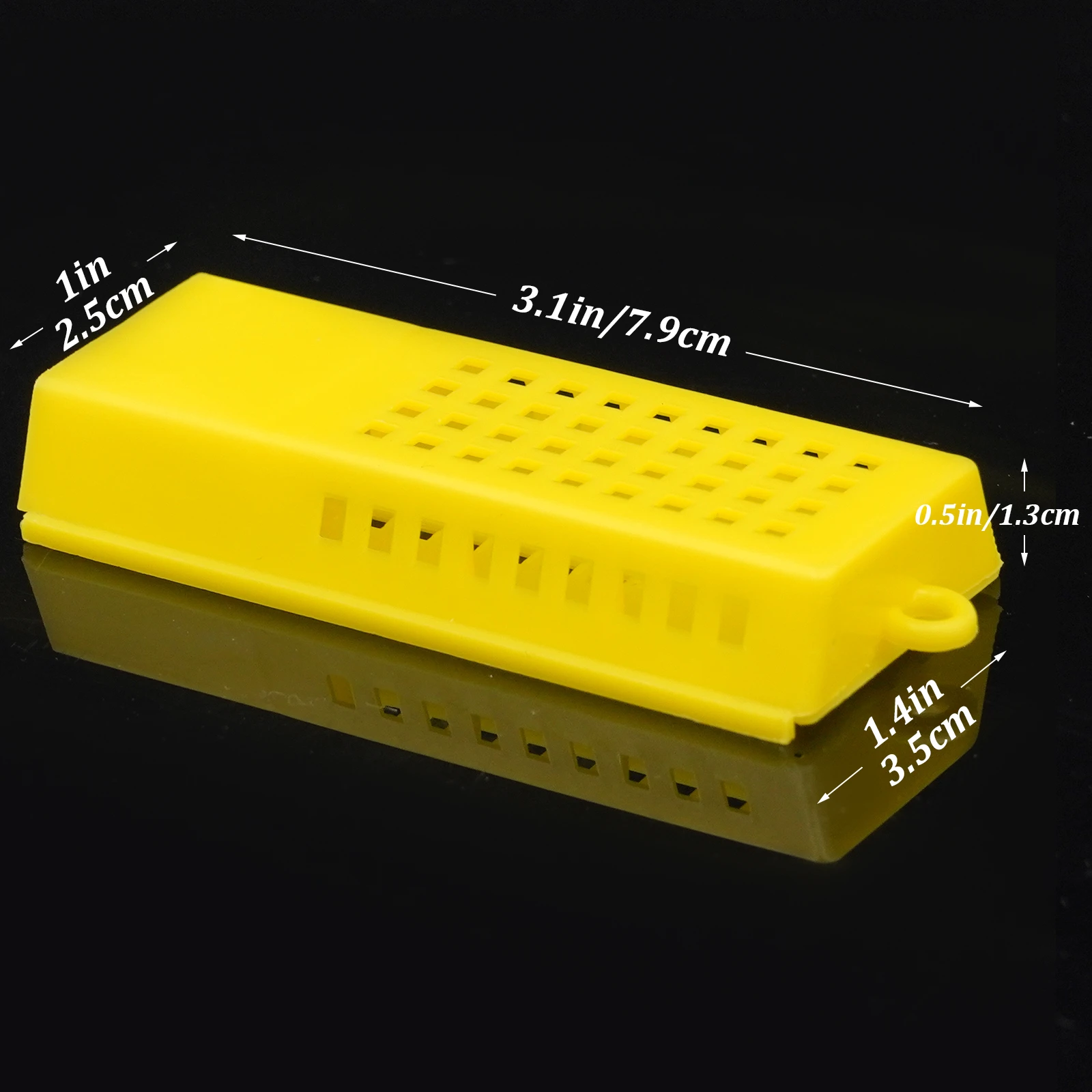 Jaula de transporte mostrando diseño amarillo y blanco con compartimento de alimento