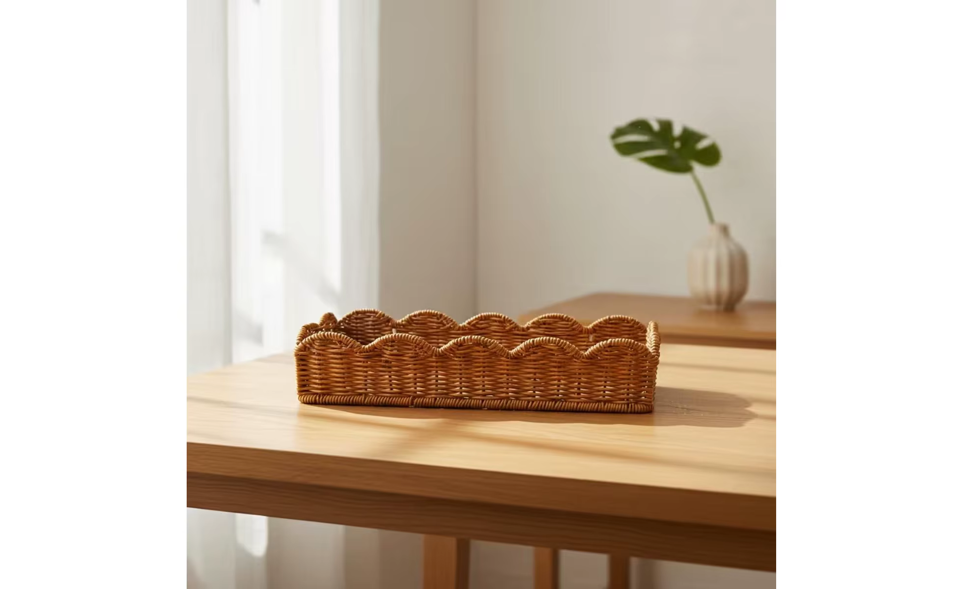 Cesta con borde festoneado rectangular sobre encimera de madera