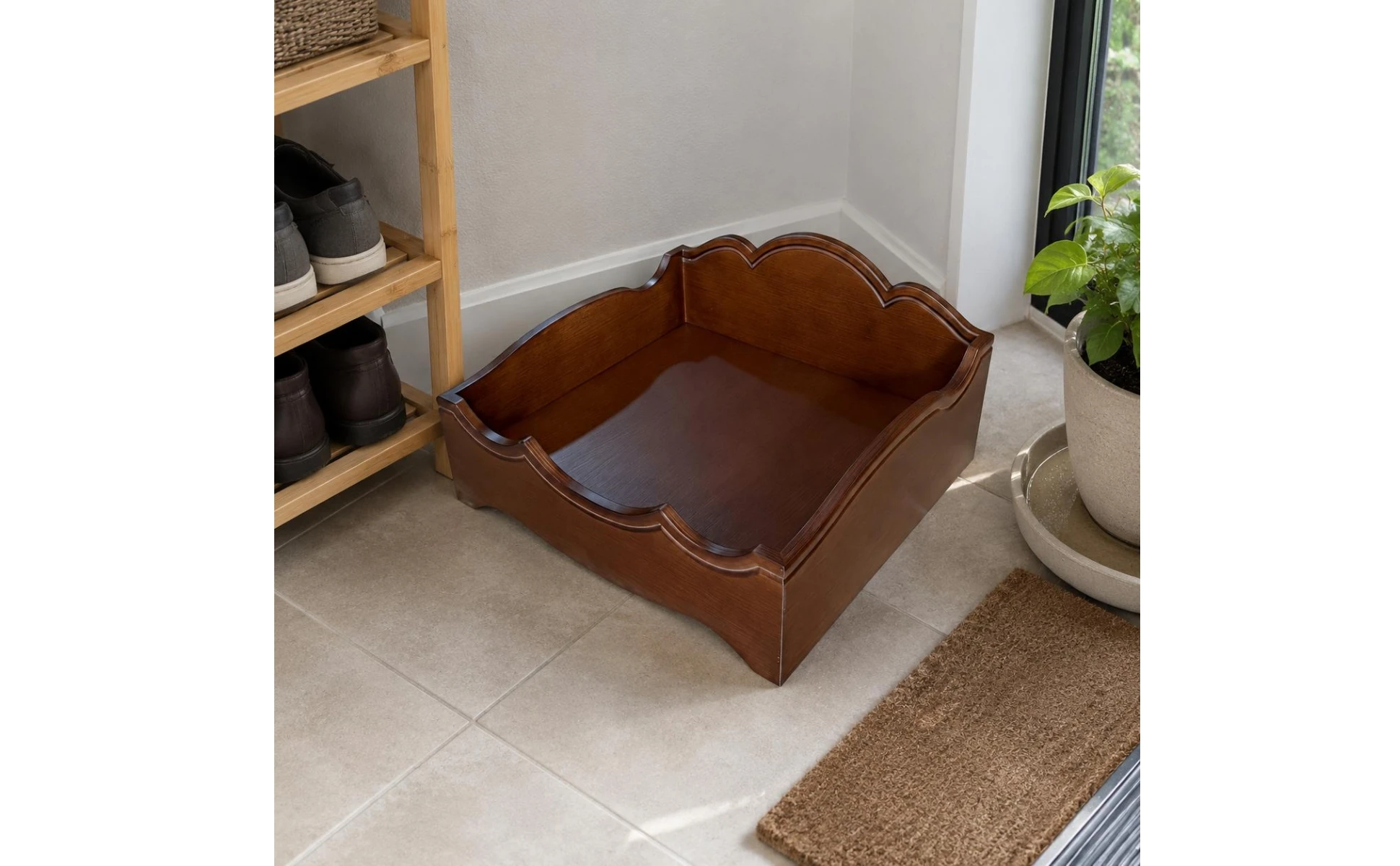 Cama de madera maciza con estética rústica y cojín
