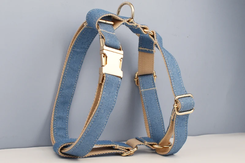 Correa de denim enrollada sobre fondo neutro