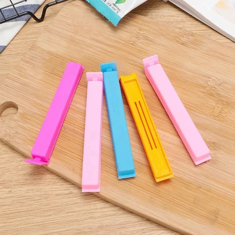 Aplicación de clips en bolsas de aperitivos