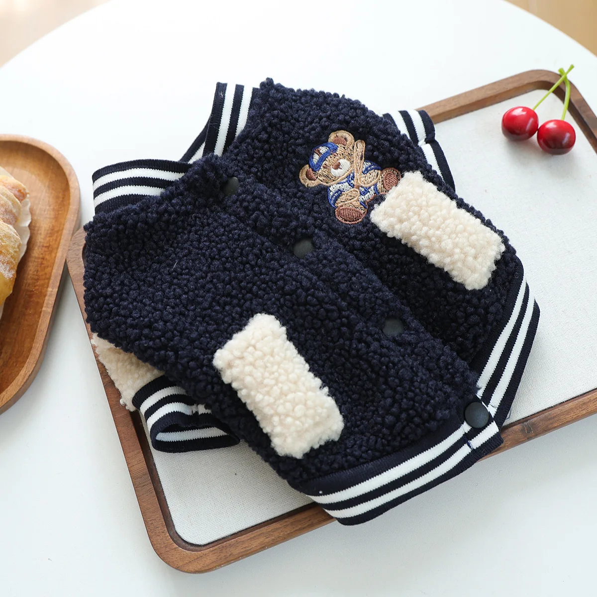 Chaqueta de béisbol para perros con perro
