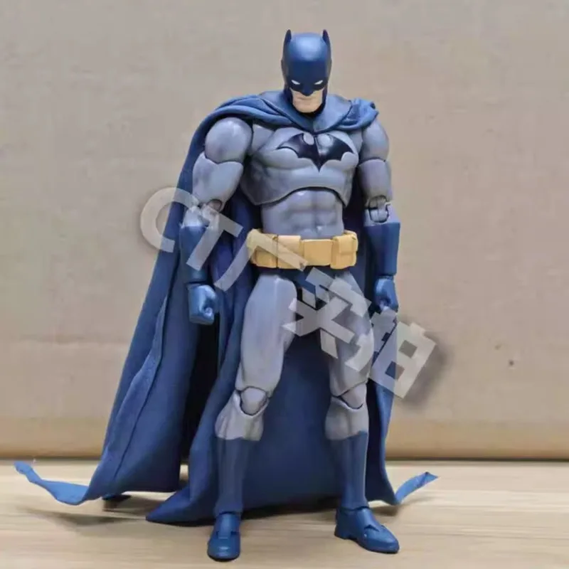 Figura Coleccionable Batman Hush Mafex DC – Versión Azul CT Factory - imagen 3