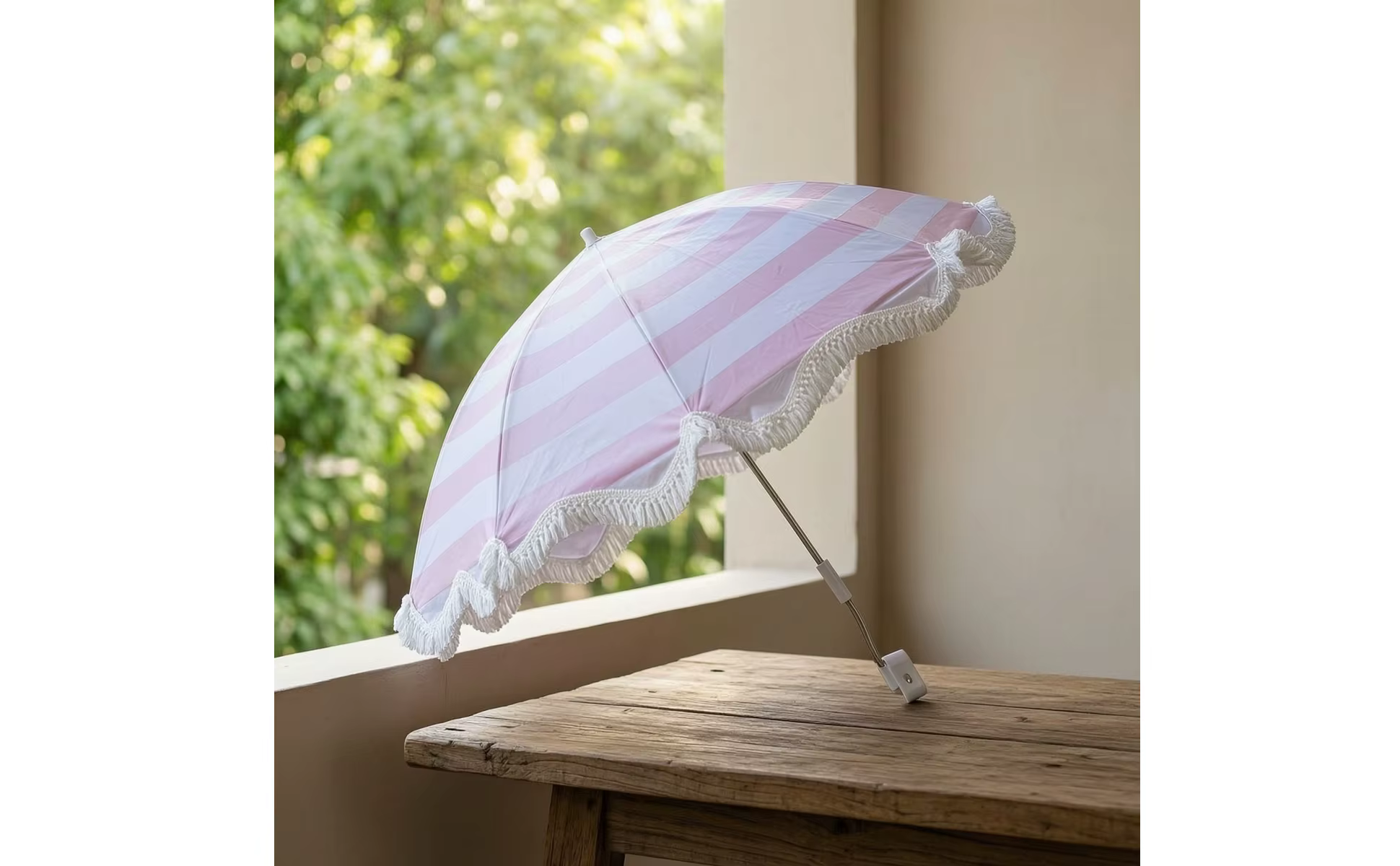 Detalle del parasol con borde festoneado y franges