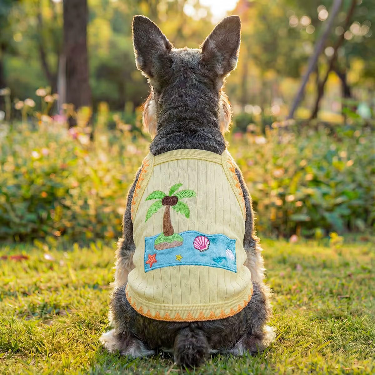 Chaleco para perro doblado mostrando el bordado de palmera