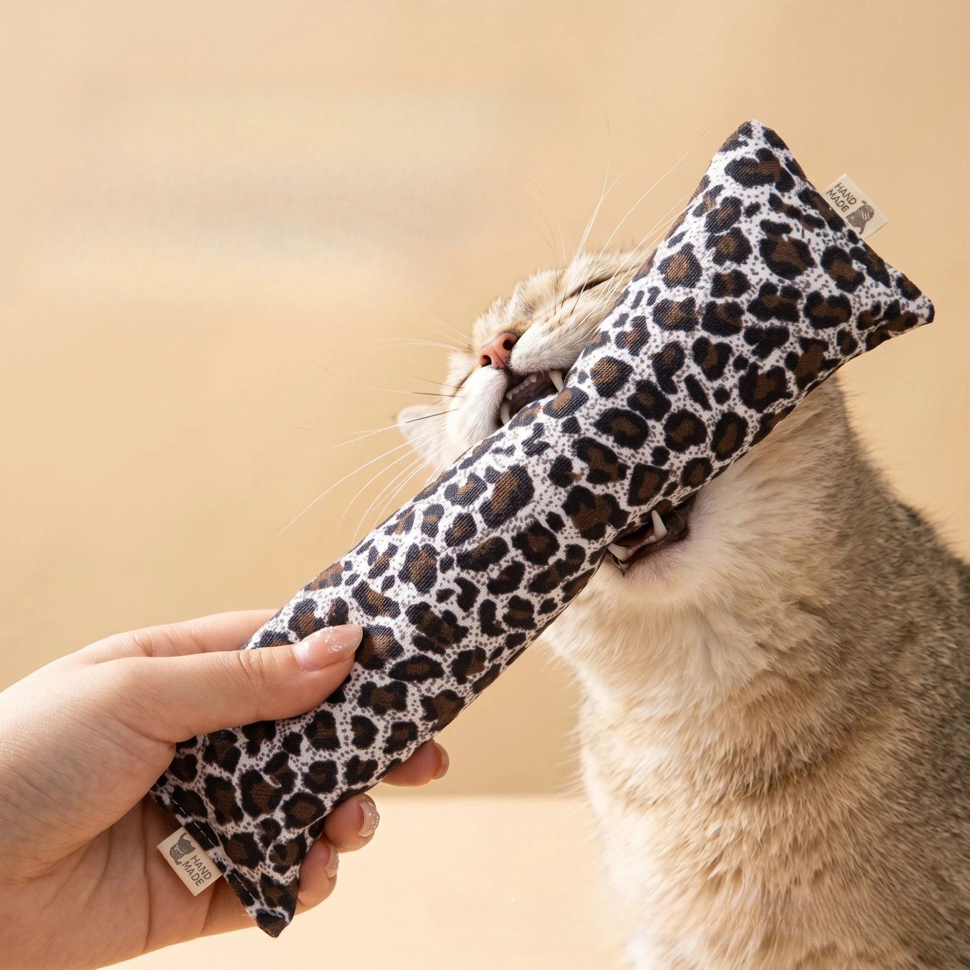 Juguete para gatos: peluche con hierba gatera y limpieza dental - imagen 3
