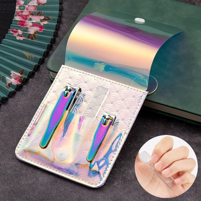 Detalle del diseño de escamas de sirena en el cortaúñas