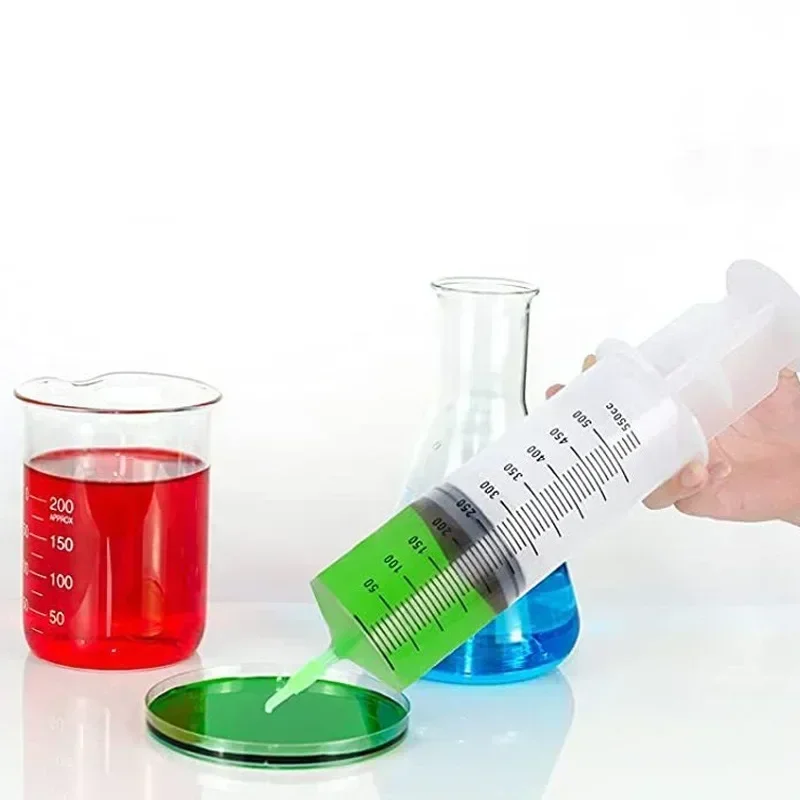 Jeringa con manguera larga en uso para extracción de aceite de vehículo