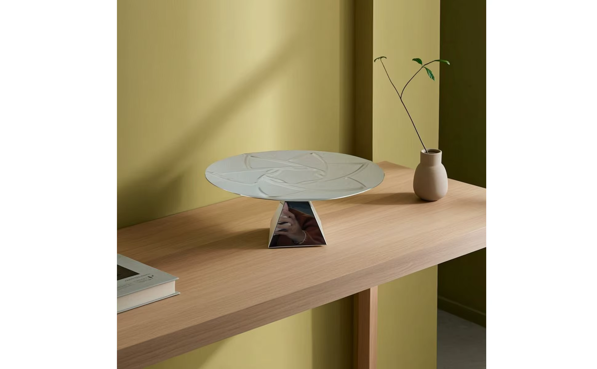 Bandeja pedestal vista completa con superficie espejada