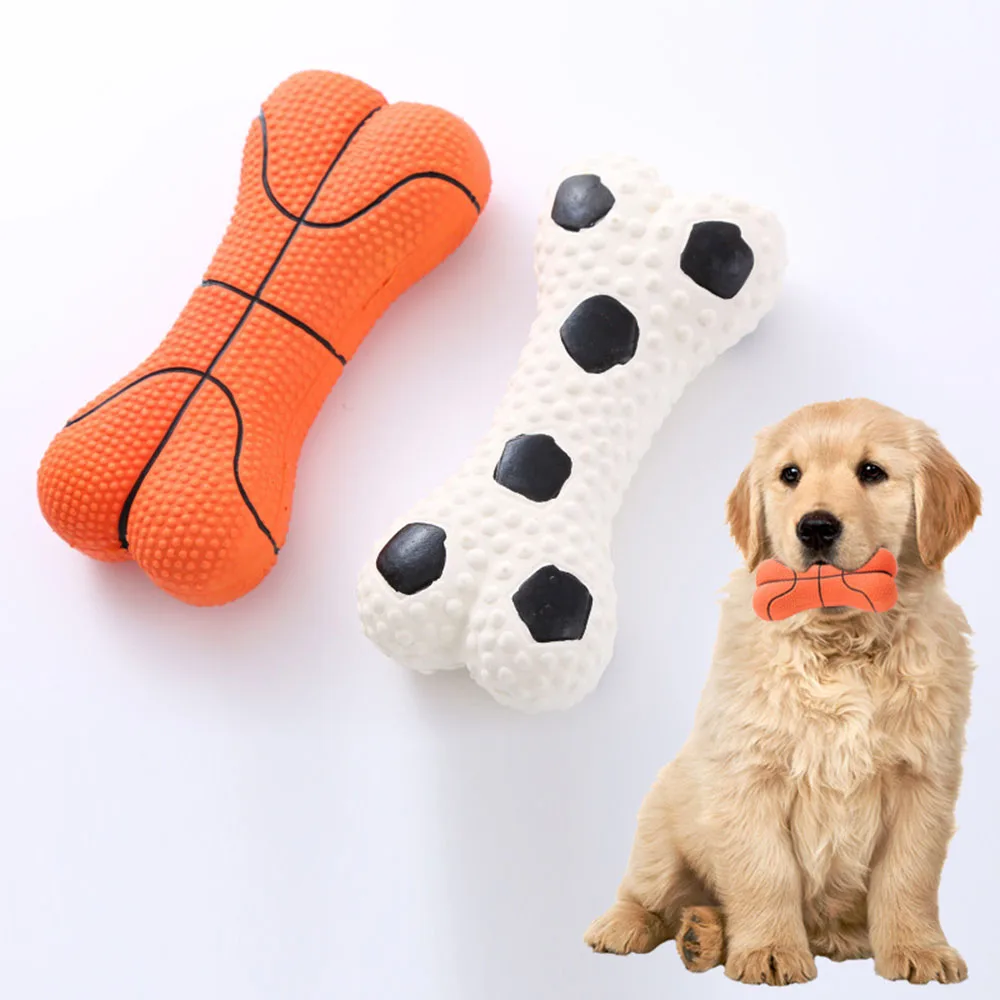 Perro jugando con ambos juguetes
