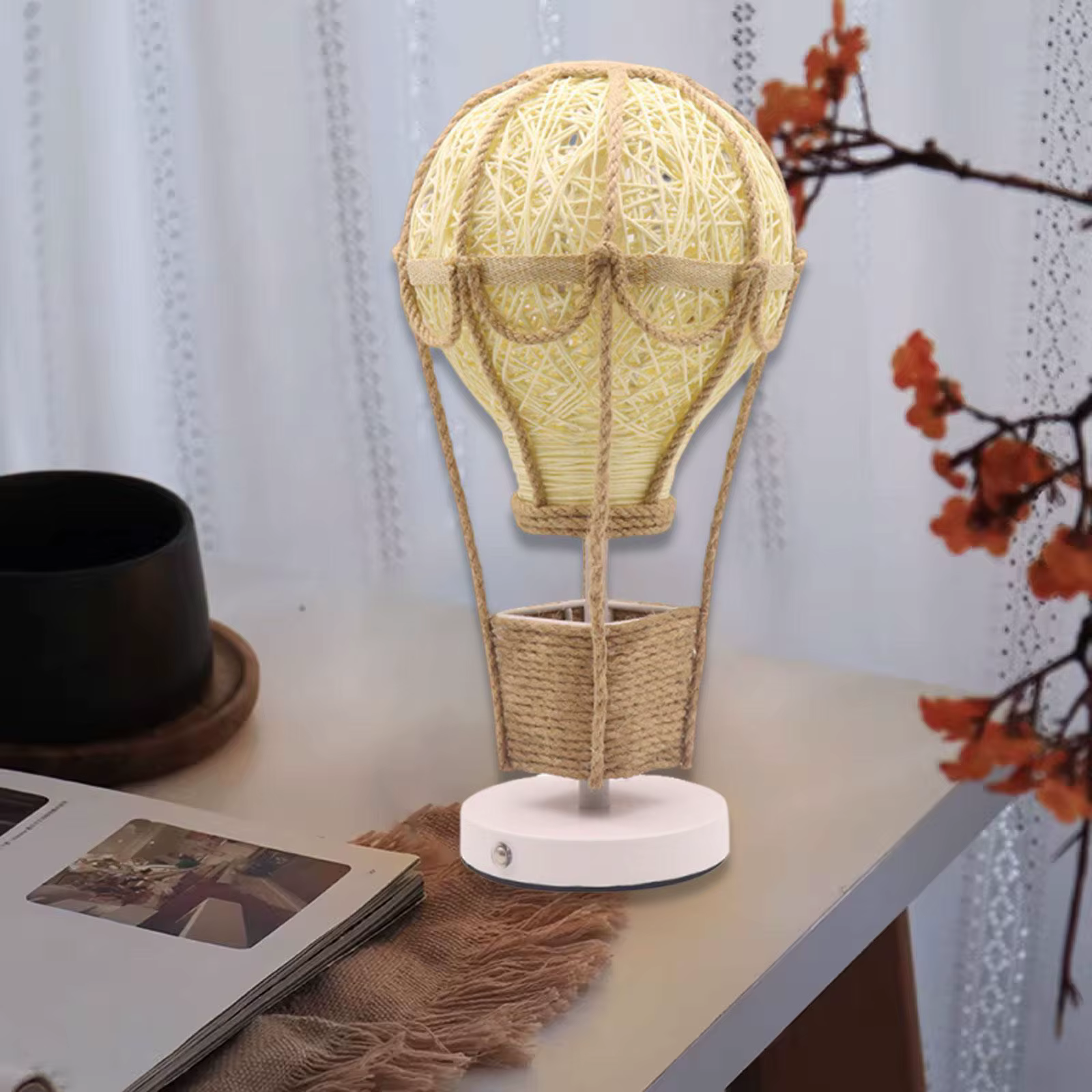 Globo aerostático de cuerda de cáñamo con luz encendida