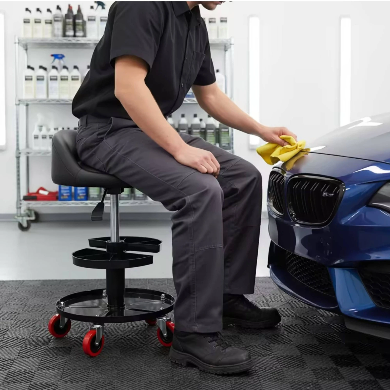 Taburete de taller ergonómico con ruedas y bandeja para herramientas - imagen 2