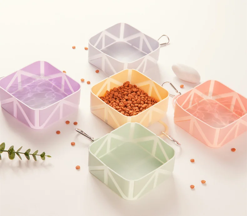 Tazón plegable compacto colocado sobre una mesa