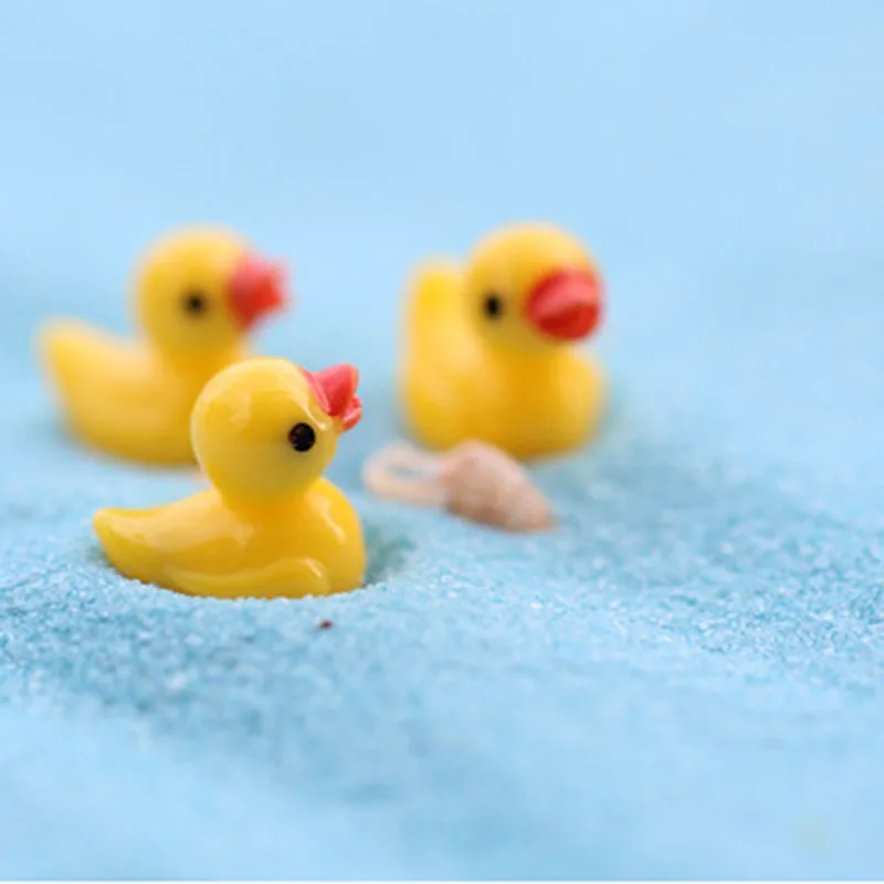 Adorno de patito amarillo flotando en acuario