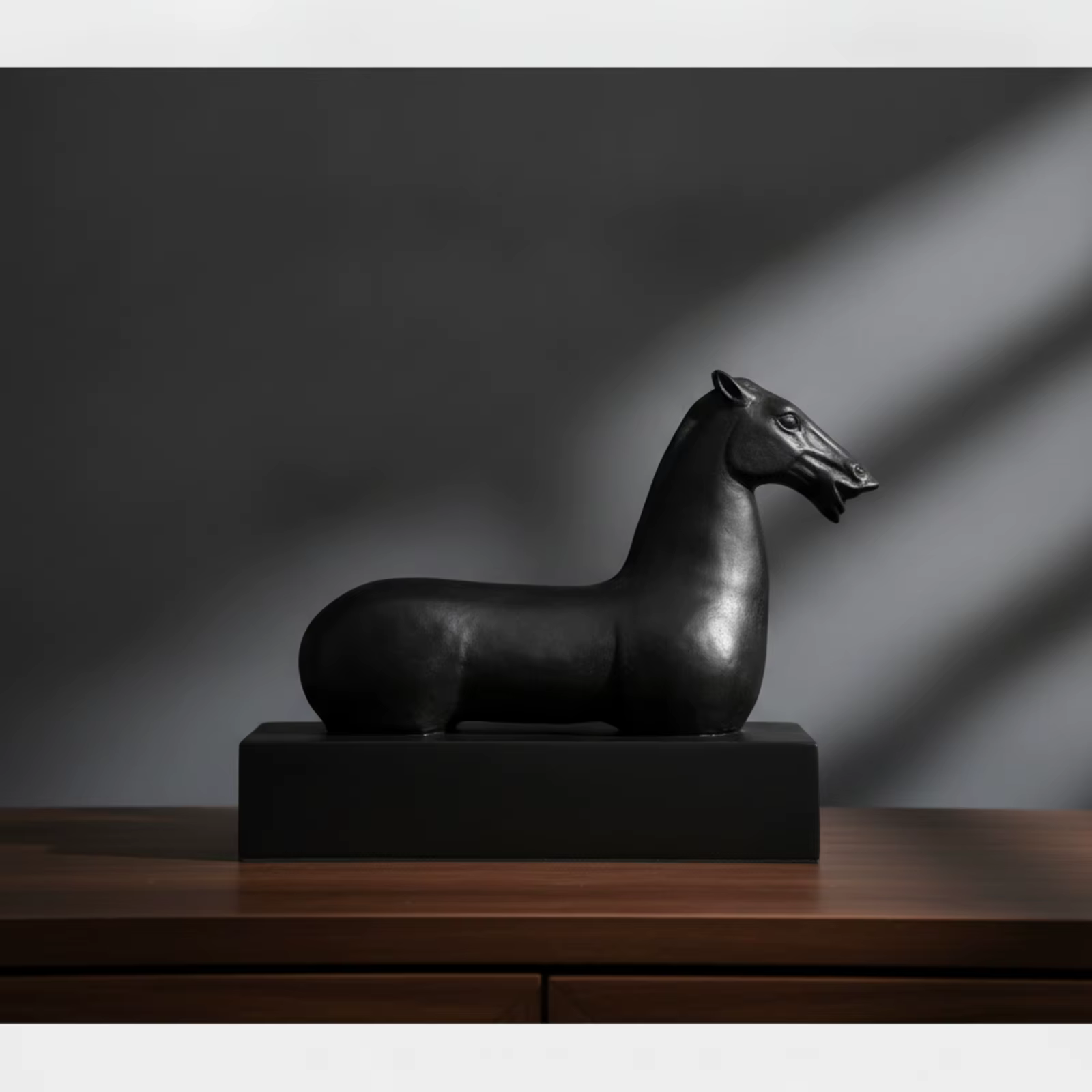 Figura de caballo minimalista brillante para gatos y perros de mesa - imagen 3