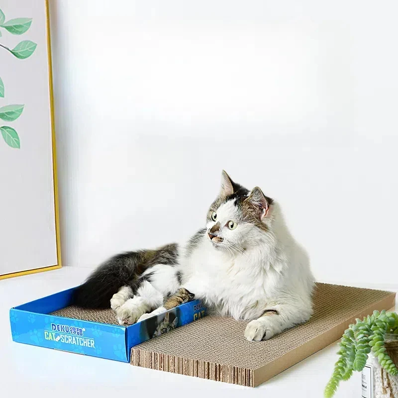 Vista frontal del rascador de cartón para gatos mostrando su textura corrugada