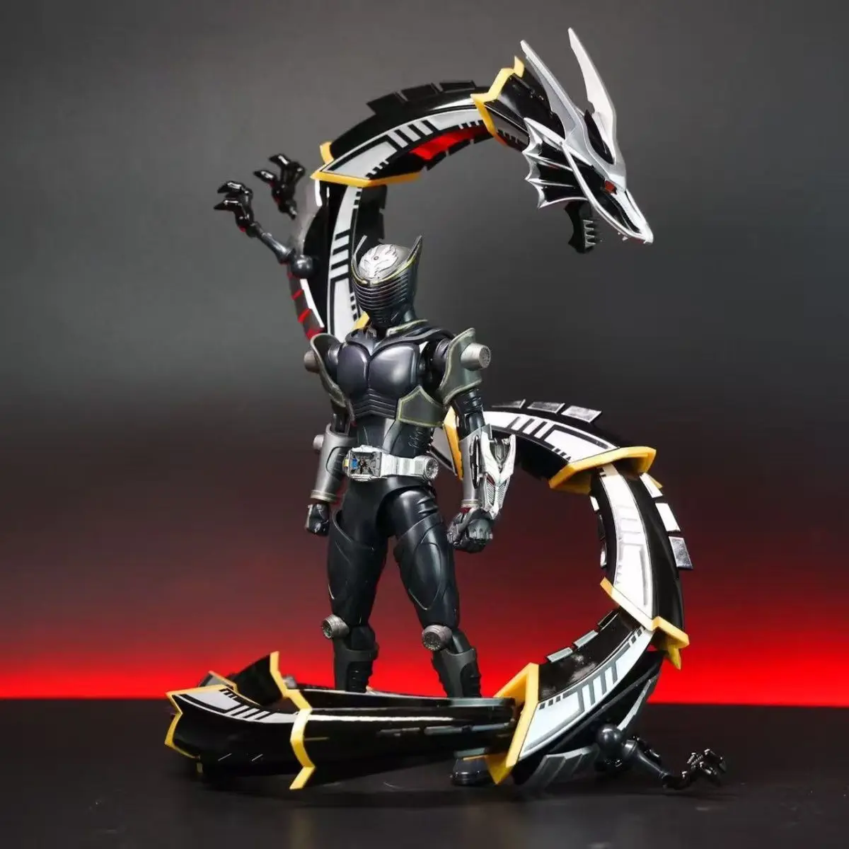 Acabado premium del modelo Ace Studio Kamen Rider Ryuga