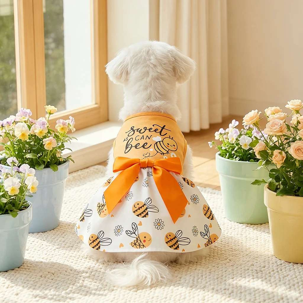 Detalle del lazo grande y tejido transpirable del vestido para mascotas