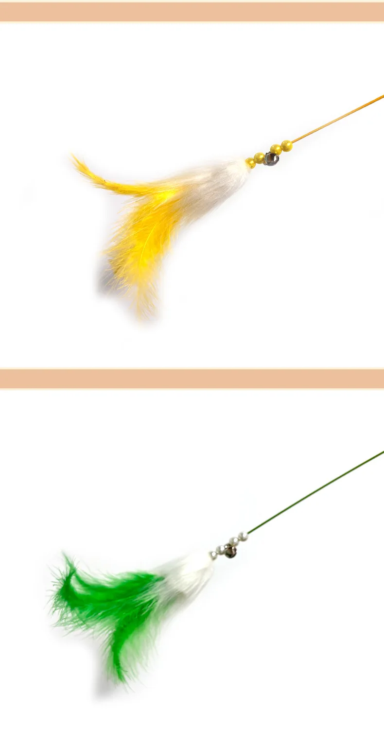 Juguete con plumas y cascabel